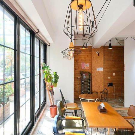 Re+Wood Guesthouse Tainan Extérieur photo