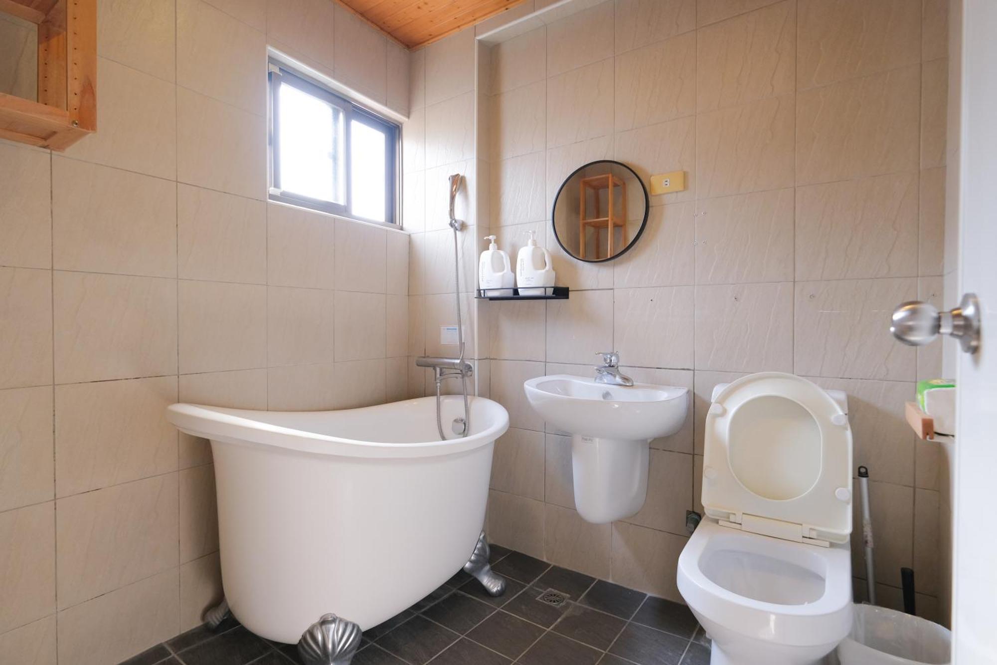 Re+Wood Guesthouse Tainan Extérieur photo
