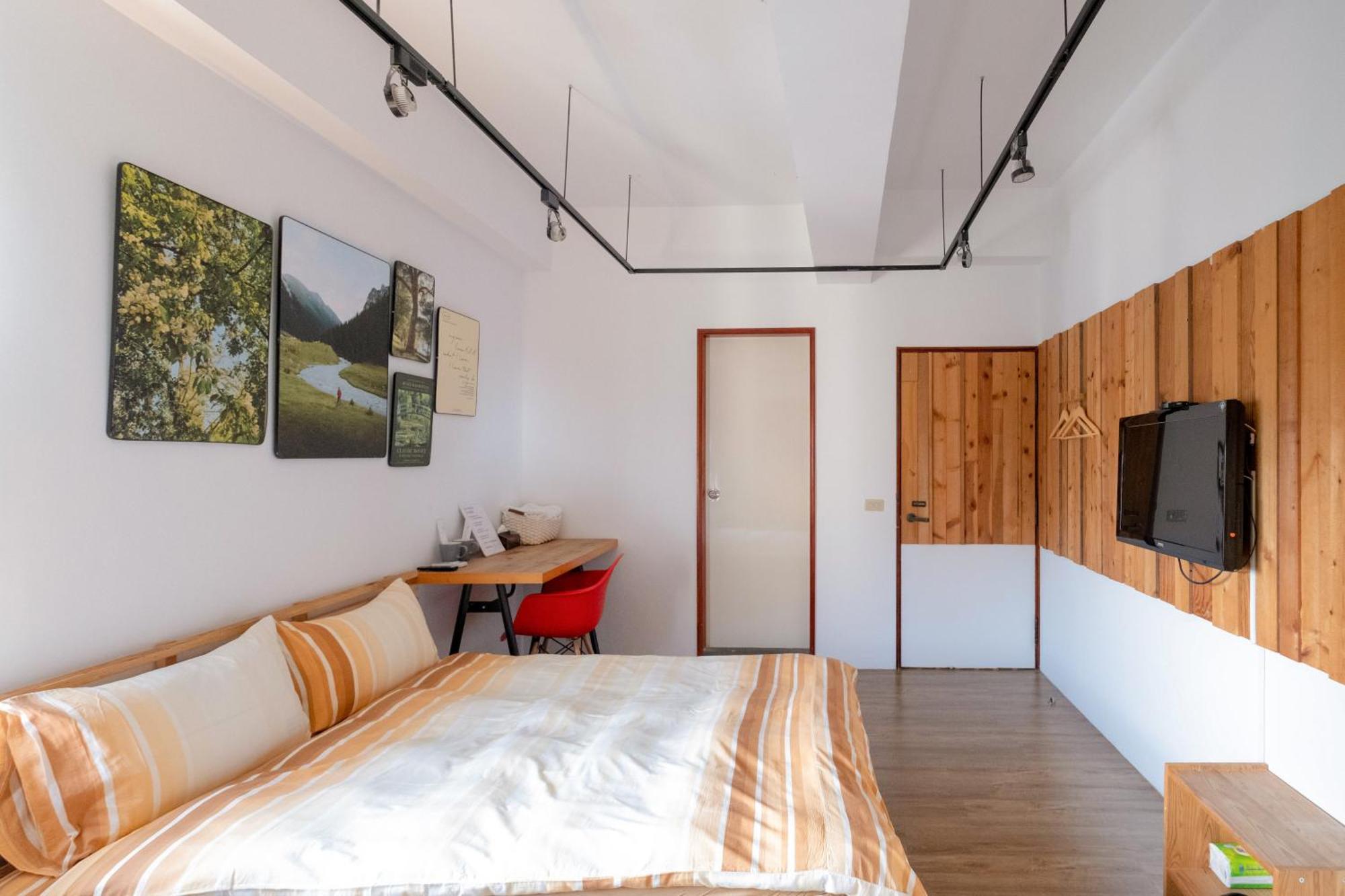 Re+Wood Guesthouse Tainan Extérieur photo