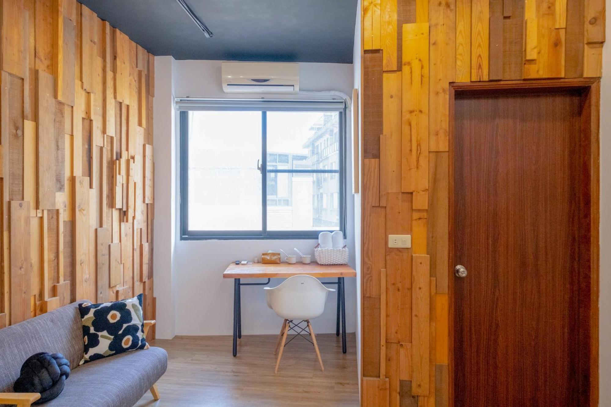 Re+Wood Guesthouse Tainan Extérieur photo
