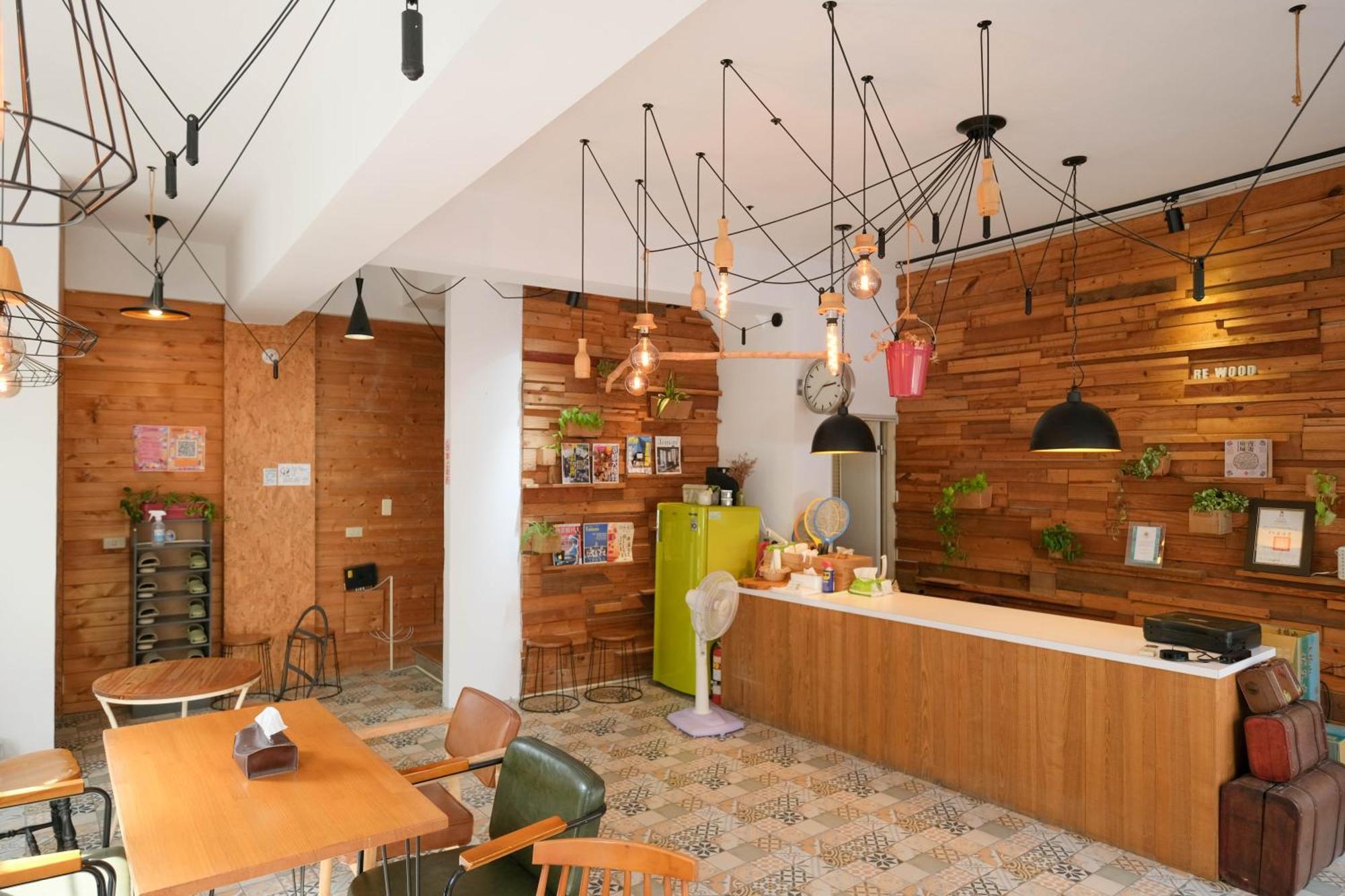 Re+Wood Guesthouse Tainan Extérieur photo